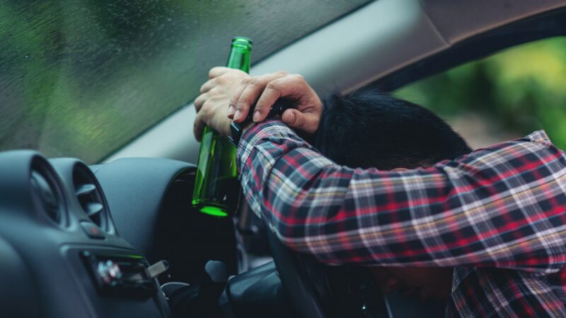Za kółkiem ciężarówki z cysterną bez prawa jazdy i pod wpływem alkoholu – dramatyczna sytuacja na drogach Piotrkowa Trybunalskiego