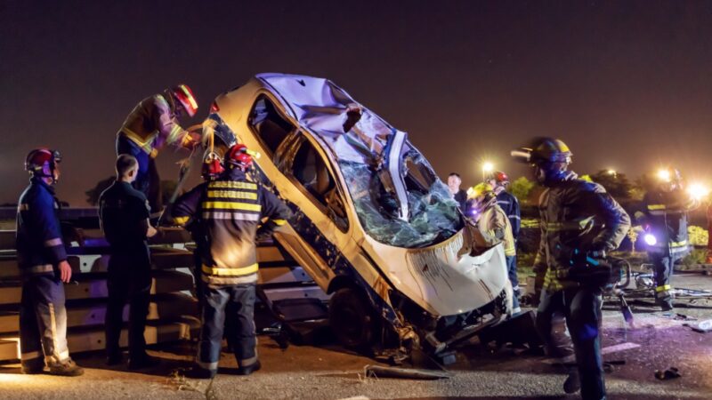 Wypadek z powodu zmęczenia: kierowca ciężarówki powoduje kolizję w Rawie Mazowieckiej