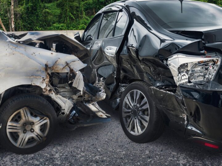 Zderzenie busa i samochodu osobowego: trzy osoby hospitalizowane