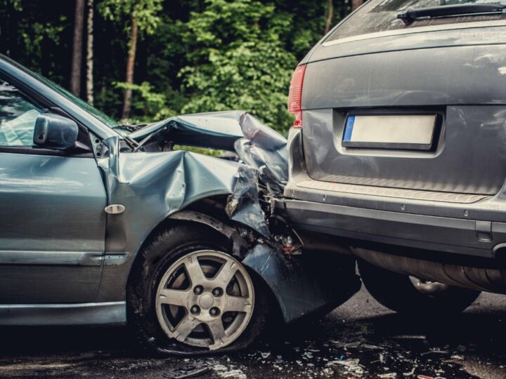 Zaniedbanie zasad ruchu drogowego doprowadziło do kolizji dwóch samochodów w Piotrkowie Trybunalskim