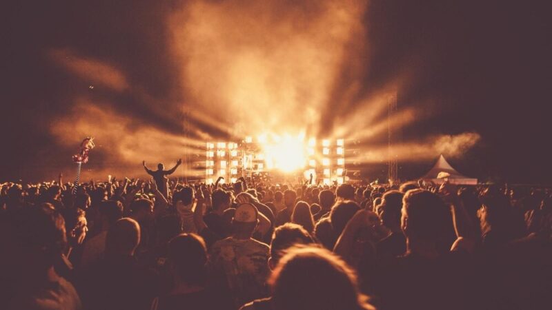 Nowy tytuł: „Emocjonalny koncert dla seniorów w Piotrkowie: Muzyczne chwile pełne pasji
