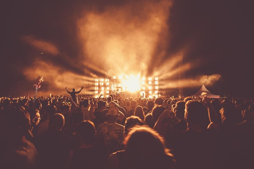 Nowy tytuł: „Emocjonalny koncert dla seniorów w Piotrkowie: Muzyczne chwile pełne pasji