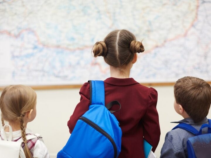 Policja uczy dzieci bezpieczeństwa i odpowiedzialności w Językowej Szkole Podstawowej