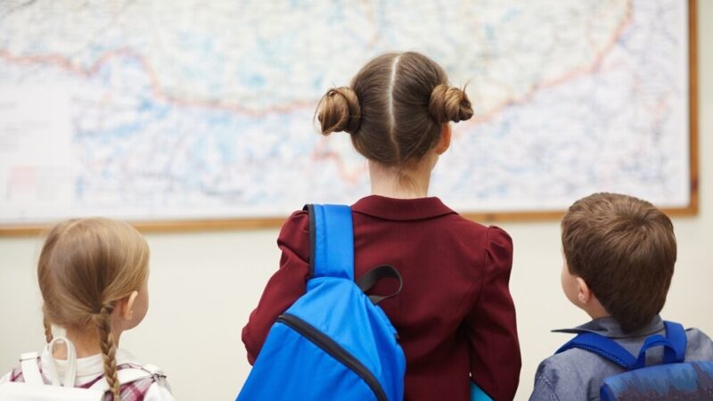 Policja uczy dzieci bezpieczeństwa i odpowiedzialności w Językowej Szkole Podstawowej