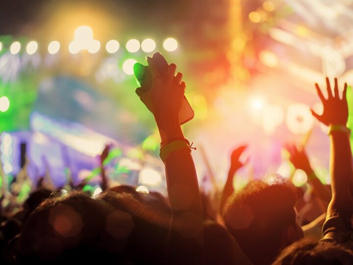 Sulejów rozbłyśnie świątecznymi atrakcjami: Mikołaj w helikopterze i koncert Haliny Mlynkowej!