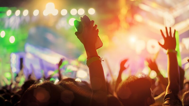 Sulejów rozbłyśnie świątecznymi atrakcjami: Mikołaj w helikopterze i koncert Haliny Mlynkowej!