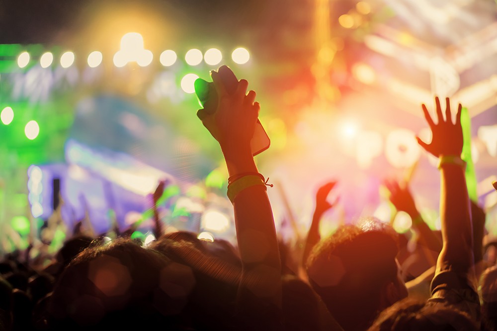 Sulejów rozbłyśnie świątecznymi atrakcjami: Mikołaj w helikopterze i koncert Haliny Mlynkowej!