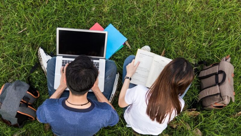 Nowe laptopy i tablety dla uczniów piotrkowskich szkół dzięki KPO