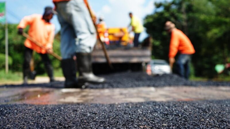 Budowa drogi w Woźnikach rozpoczęta: inwestycja na lata!