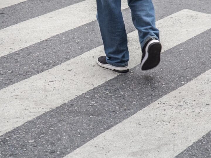 Dzielnicowy uczy dzieci, jak być bezpiecznym na drodze