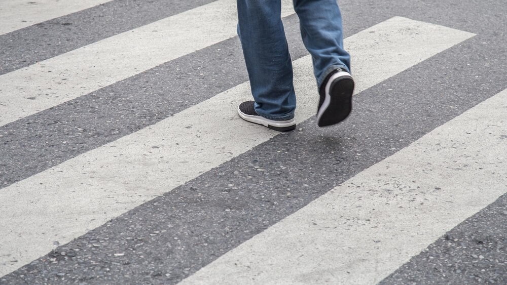 Dzielnicowy uczy dzieci, jak być bezpiecznym na drodze