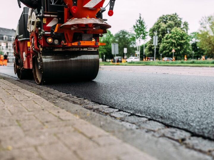 Postępy prac drogowych w Stafanówce: nowe plany i efektywność zespołu