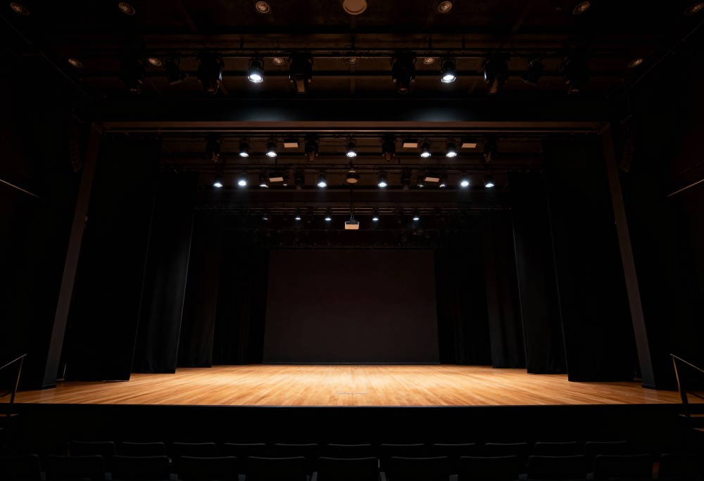 Teatralna etiuda „Zobaczmy to jeszcze raz” ponownie na scenie MOK w Piotrkowie Trybunalskim