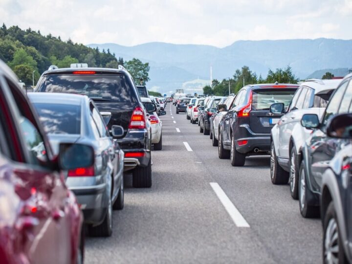 Zimowe wyzwania na drogach: kierowcy w akcji z pługami i piaskarkami