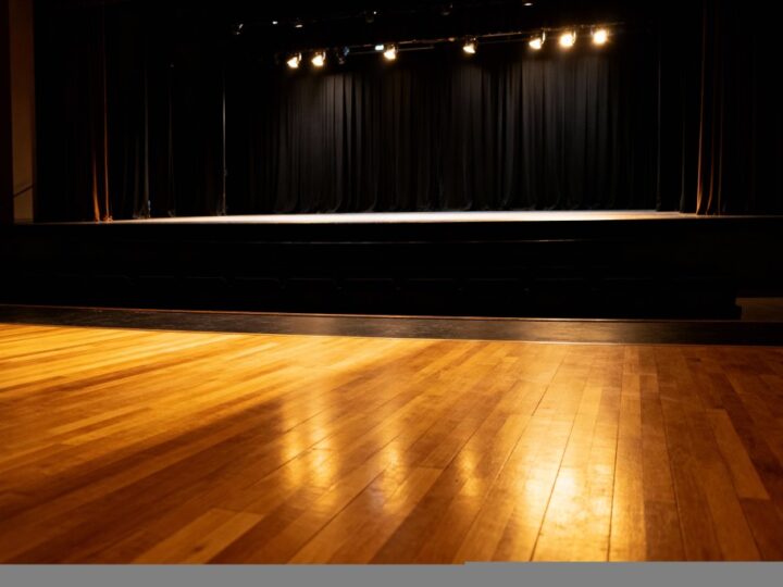 Uczniowie I LO oczarowali publiczność w MOK spektaklem o miłości i historii