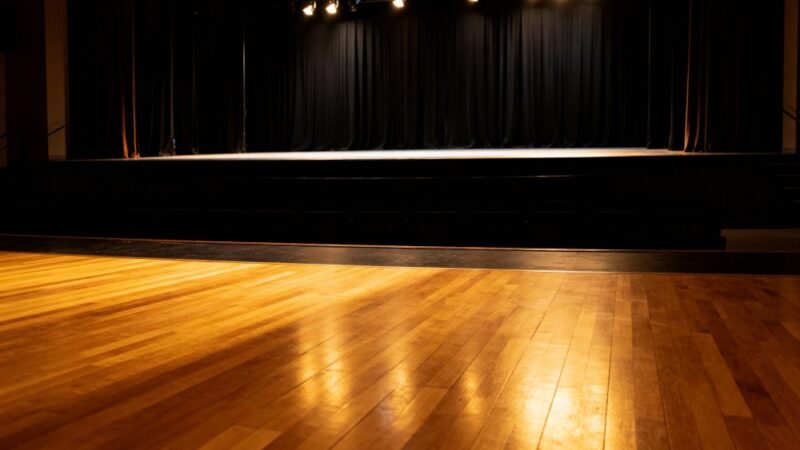 Uczniowie I LO oczarowali publiczność w MOK spektaklem o miłości i historii