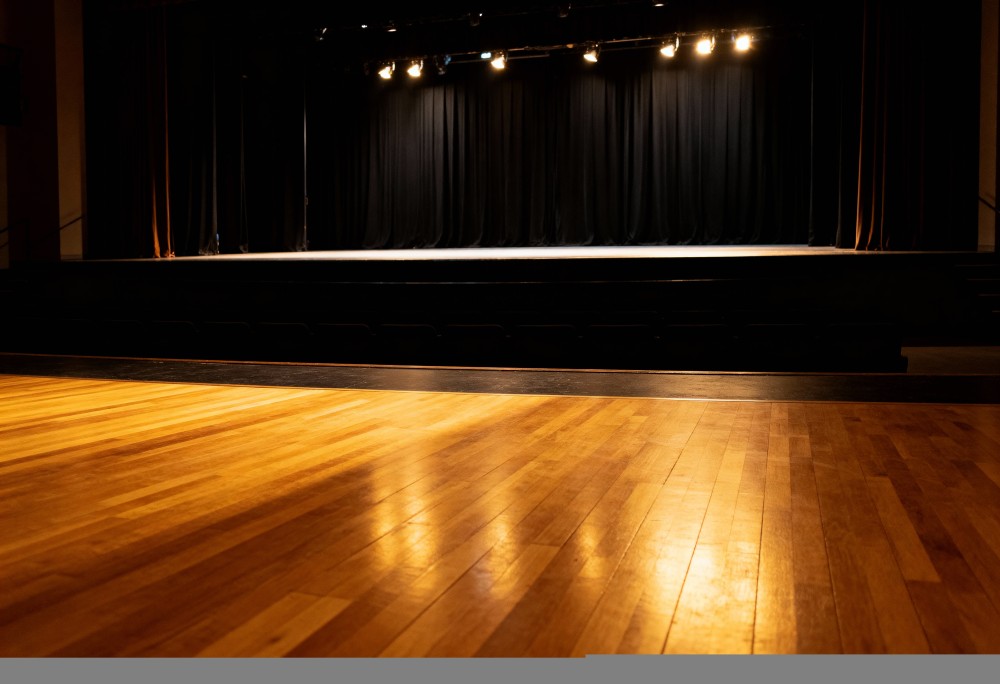 Uczniowie I LO oczarowali publiczność w MOK spektaklem o miłości i historii