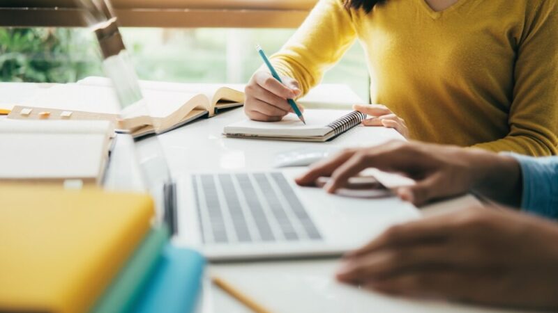 Uczniowie z Piotrkowa rywalizują w budowie papierowych tuneli w konkursie „MatMajsterka