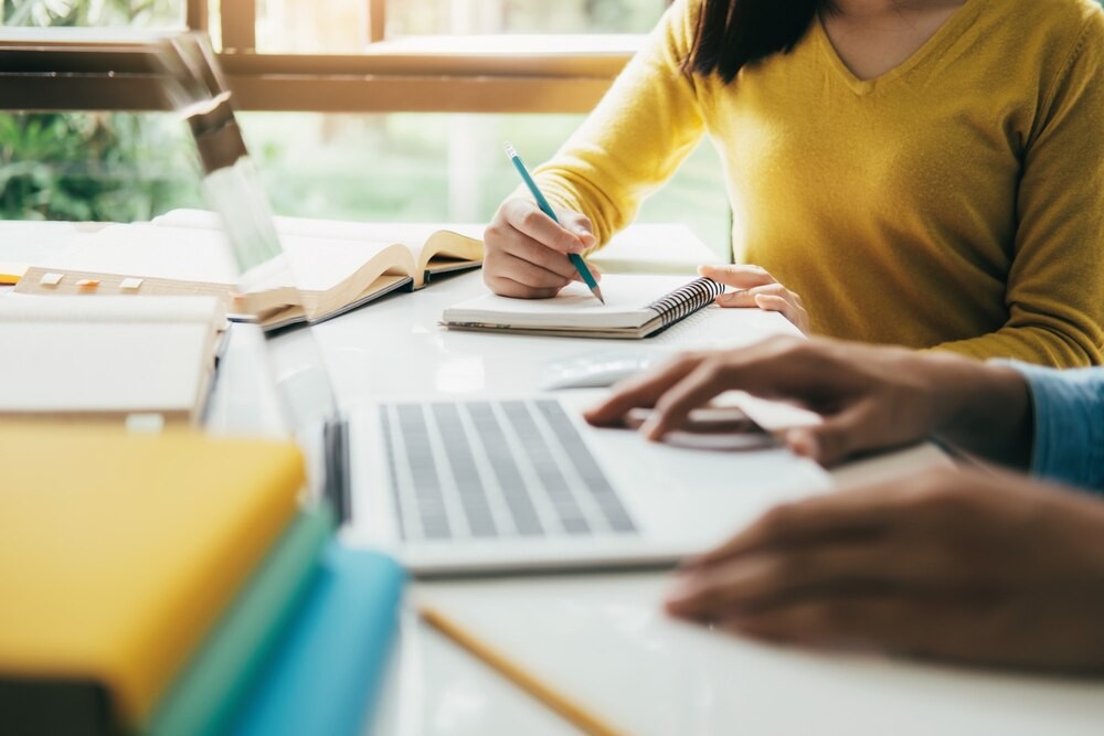 Uczniowie z Piotrkowa rywalizują w budowie papierowych tuneli w konkursie „MatMajsterka