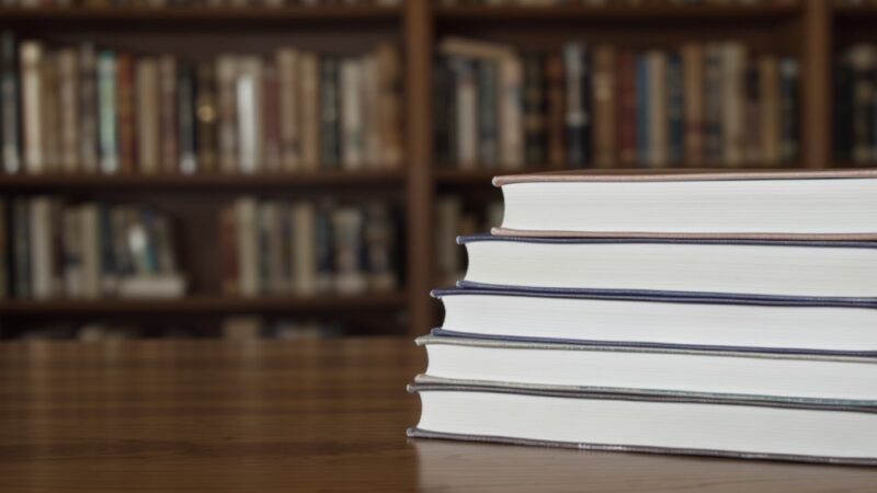 Bezpieczna ewakuacja w bibliotece – nowe krzesła dla osób z trudnościami w poruszaniu się!