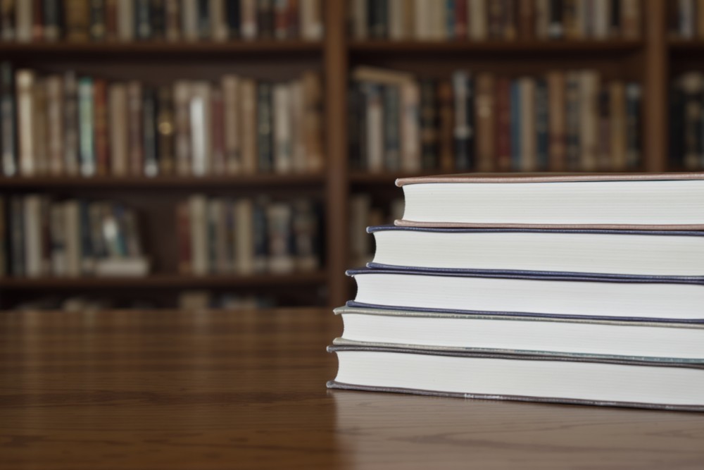 Bezpieczna ewakuacja w bibliotece – nowe krzesła dla osób z trudnościami w poruszaniu się!