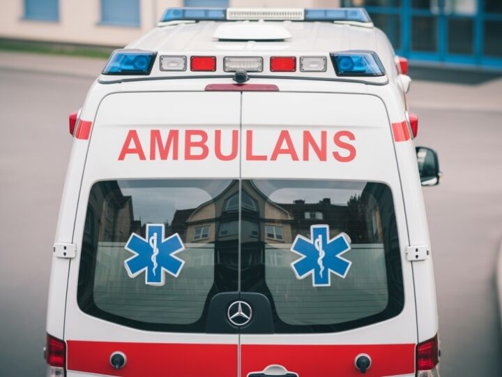 50-latka zaginęła w lesie podczas skrótu do domu, uratowali ją policjanci i strażacy