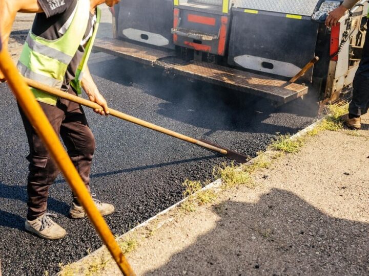 Utrudnienia na przejazdach kolejowych w Longinówce i Gorzkowicach – sprawdź daty i objazdy