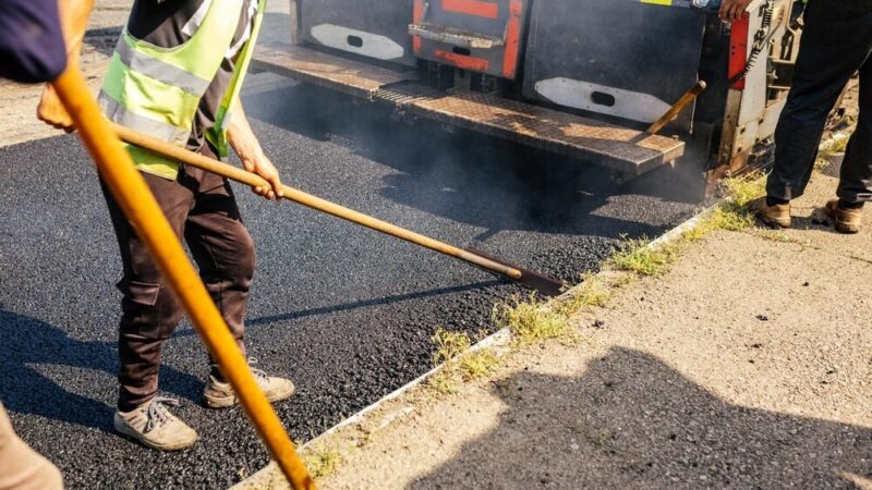 Utrudnienia na przejazdach kolejowych w Longinówce i Gorzkowicach – sprawdź daty i objazdy