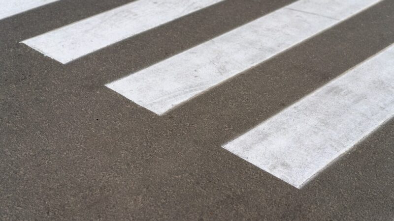 Przechodnie uratowali nietrzeźwego mężczyznę leżącego przy fontannie