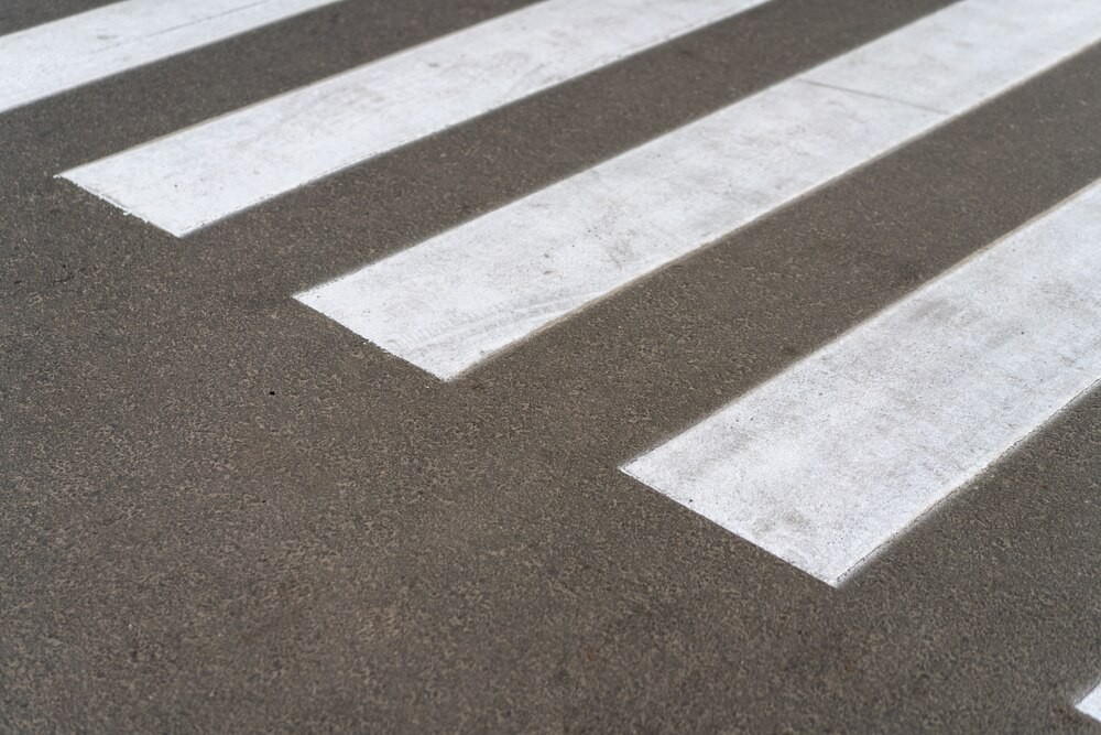 Przechodnie uratowali nietrzeźwego mężczyznę leżącego przy fontannie