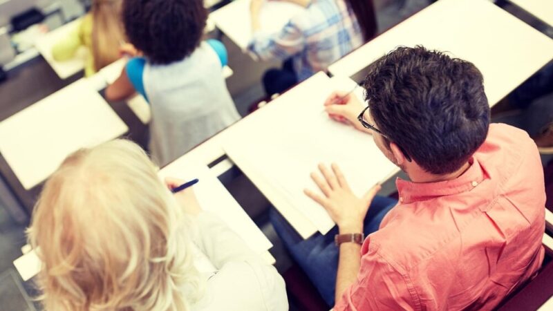 Maturzyści z Wolborza świętują studniówkę z życzeniami starosty