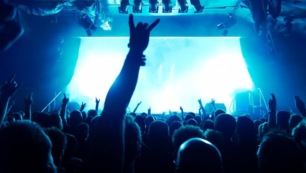 Walentynkowy koncert Mariusza Ostrowskiego – emocje i muzyka w Piotrkowie!