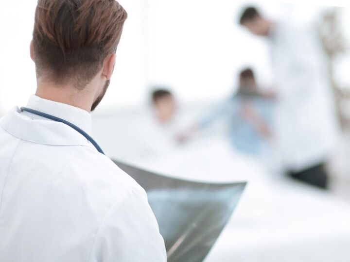 Młodzi opiekunowie zdobywają umiejętności pierwszej pomocy dla seniorów