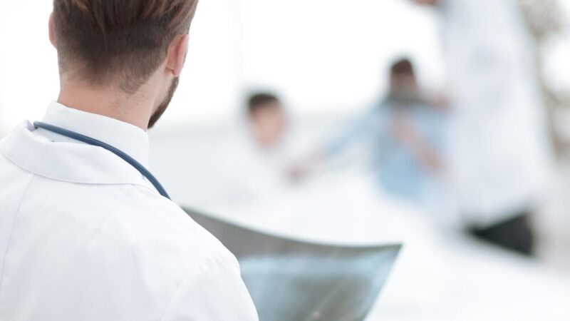 Młodzi opiekunowie zdobywają umiejętności pierwszej pomocy dla seniorów