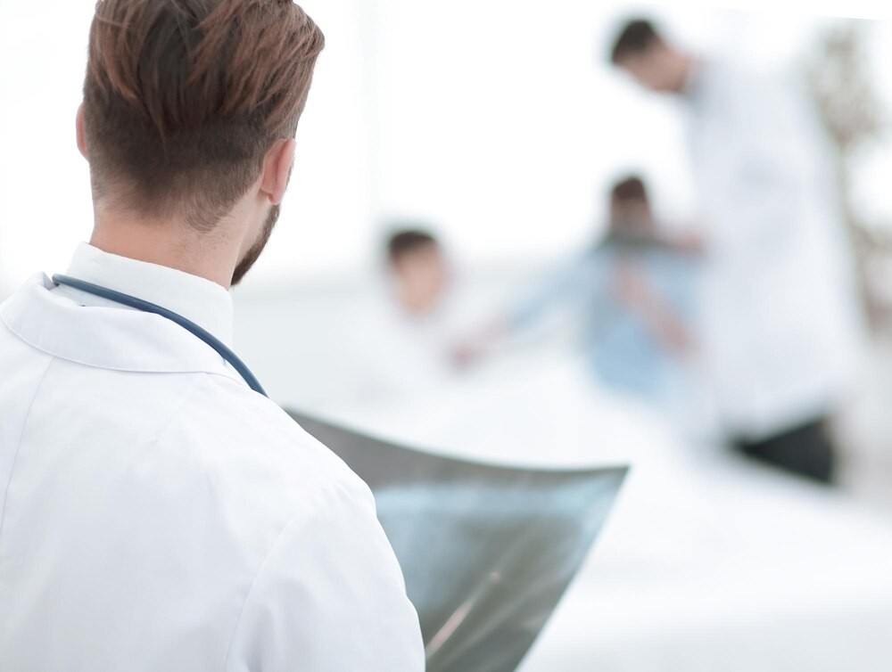 Młodzi opiekunowie zdobywają umiejętności pierwszej pomocy dla seniorów