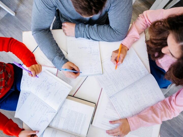 Dzielnicowy uczy dzieci o hejcie i bezpieczeństwie w sieci