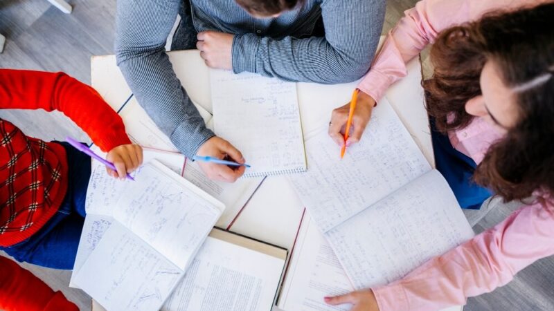 Dzielnicowy uczy dzieci o hejcie i bezpieczeństwie w sieci