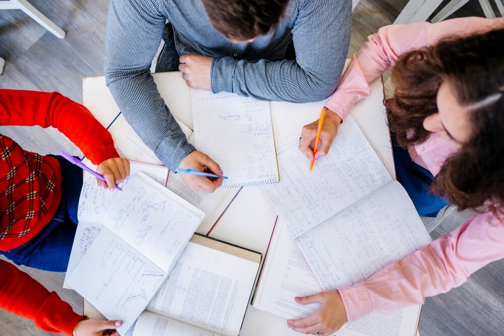 Dzielnicowy uczy dzieci o hejcie i bezpieczeństwie w sieci