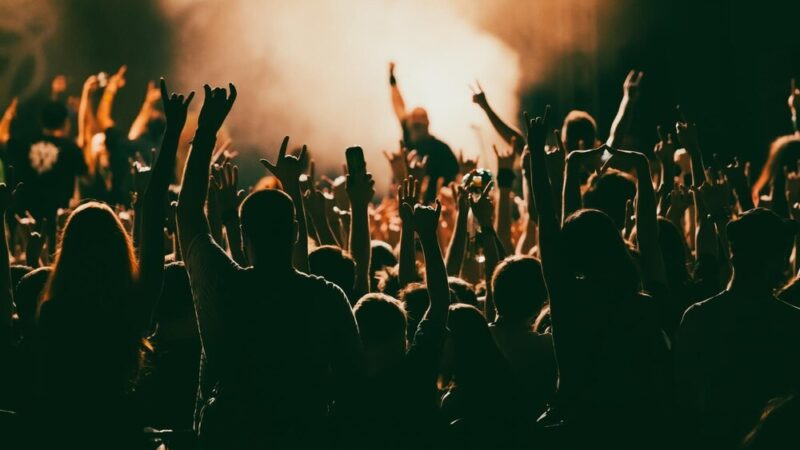 Poznaj Anię, gwiazdę koncertu „Tylko niech światła pogasną”!