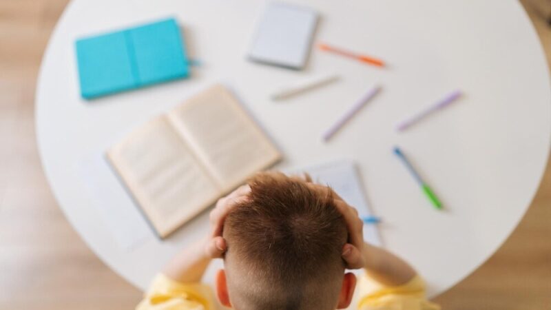 Uczniowie z Gminy Grabica uczą się empatii w spektaklu o walce z hejtem