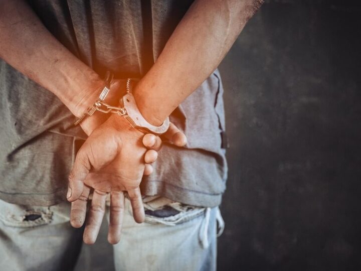 Mężczyzna zatrzymany za kradzież mięsa z pracy, grozi mu 5 lat więzienia