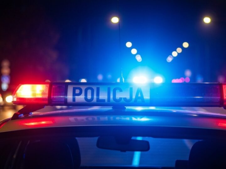 Policjanci z Piotrkowa Trybunalskiego prezentują swoją służbę na Dniu Otwartym w IV LO