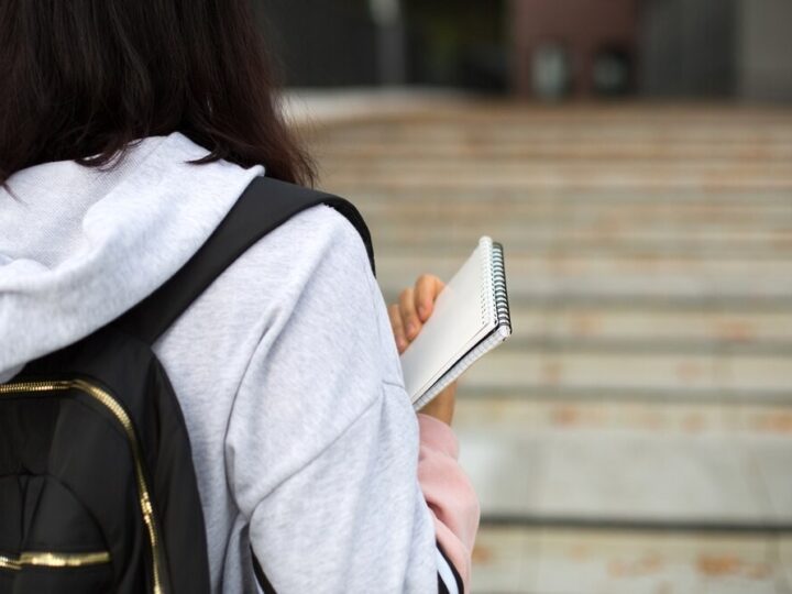 Uczniowie z Bujen poznają tajniki służby policyjnej w Piotrkowie Trybunalskim