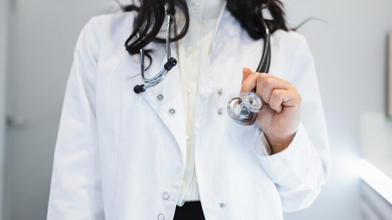 Edukacja o bezpieczeństwie drogowym w Jarostach: spotkanie dla społeczności