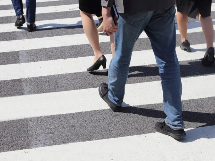 Policjant uczy przedszkolaki, jak być bezpiecznym na drodze