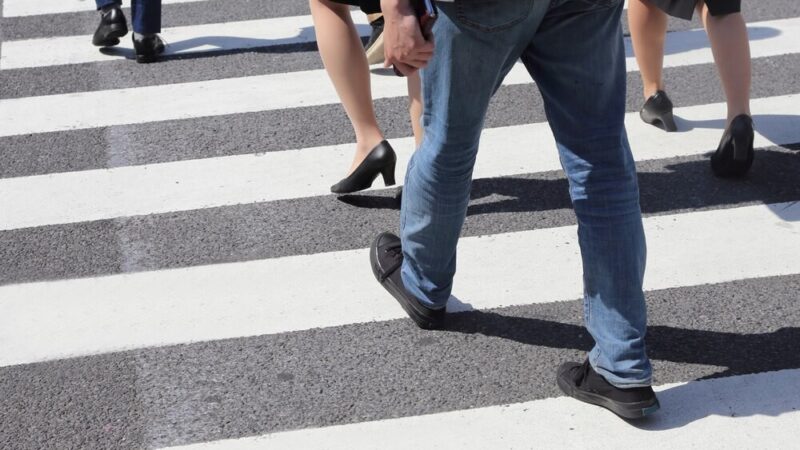 Policjant uczy przedszkolaki, jak być bezpiecznym na drodze