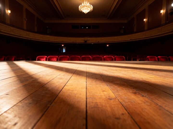 Premiera „Mechaniki Spadania” w Piotrkowie: Młodzi widzowie uczą się empatii i odwagi