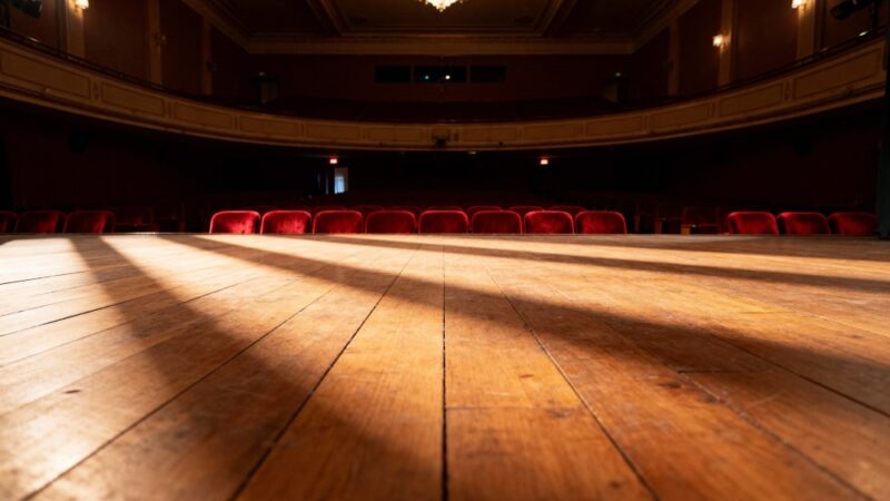 Premiera „Mechaniki Spadania” w Piotrkowie: Młodzi widzowie uczą się empatii i odwagi