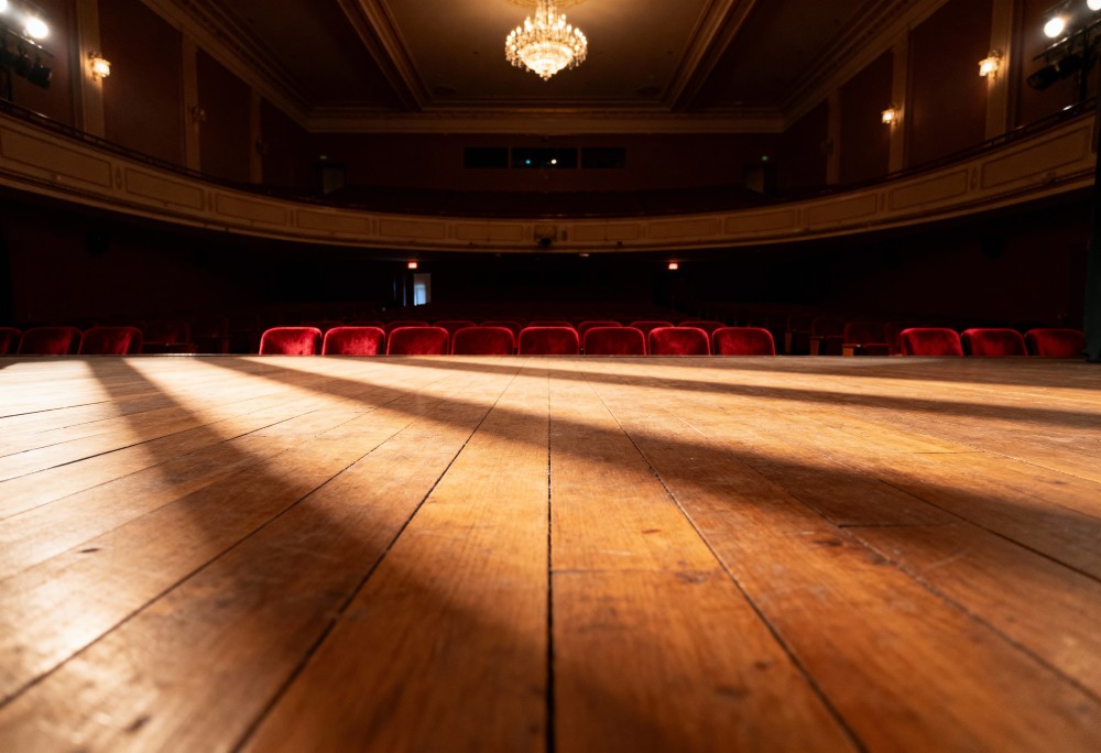 Premiera „Mechaniki Spadania” w Piotrkowie: Młodzi widzowie uczą się empatii i odwagi