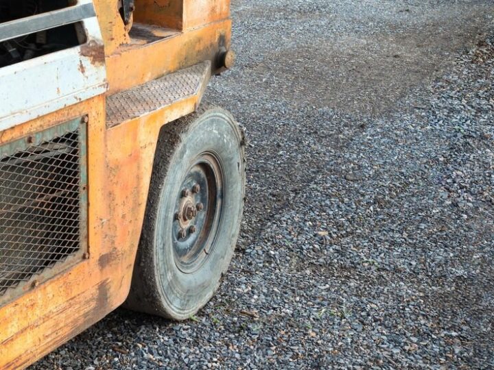 Nowa nawierzchnia na rondzie ks. Pecolta i ul. Wolborskiej w budowie